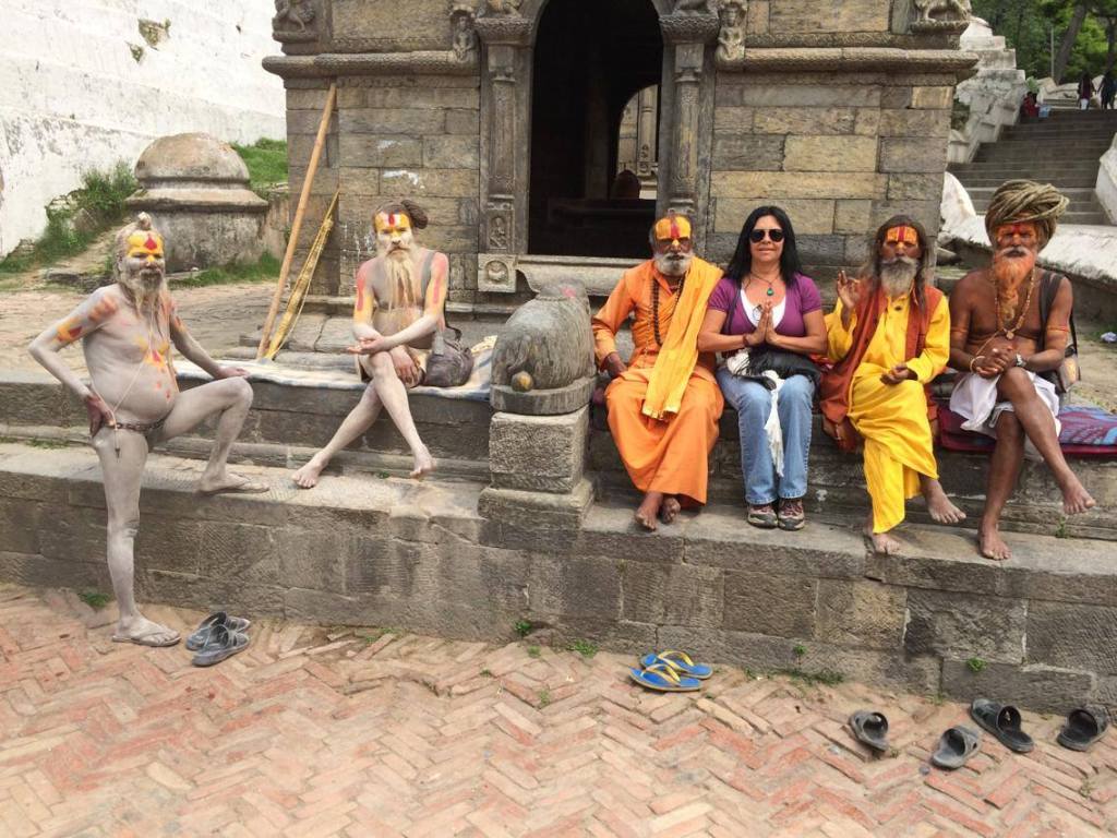 Bendecida por los Sadhus en Pashupatinath Temple, en Katmandú (un Sadhu es un monje que sigue el camino de la penitencia y la austeridad para obtener la iluminación)
